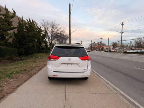 2013 Toyota Sienna XLE 8-Passenger