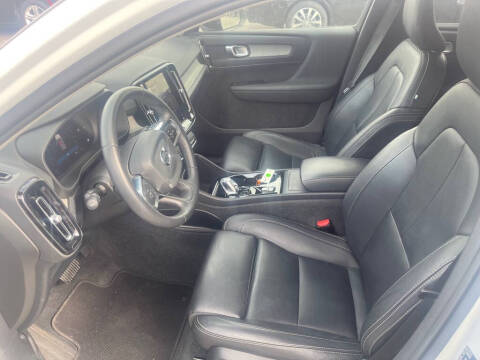 2024 Volvo XC40 B5 Plus Dark Theme