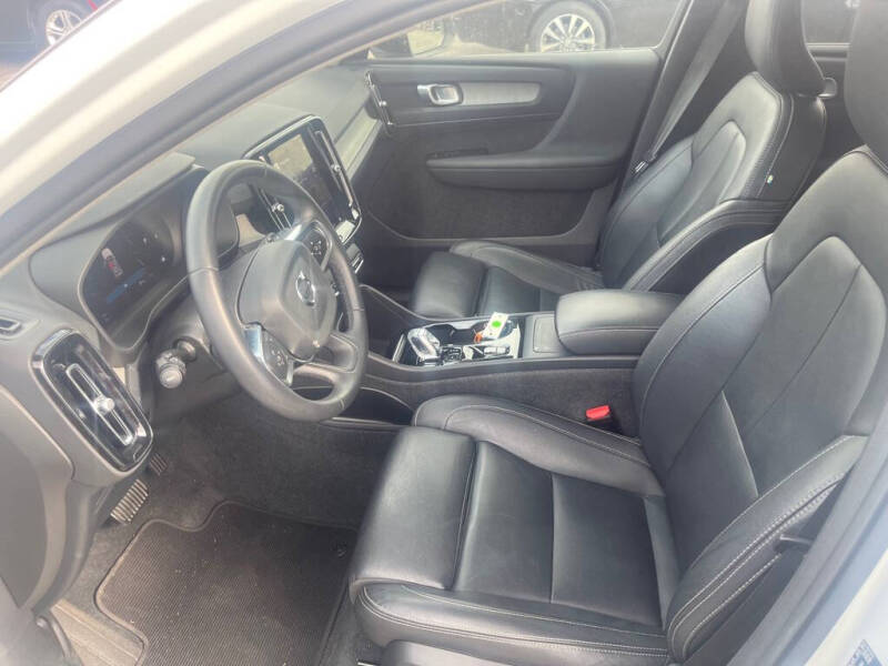 2024 Volvo XC40 B5 Plus Dark Theme