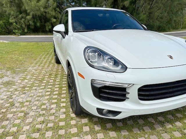 2017 Porsche Cayenne Platinum Edition photo 8