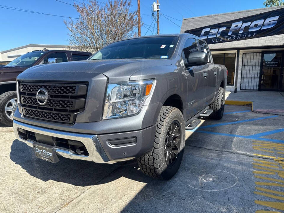 2024 Nissan Titan SV's photo