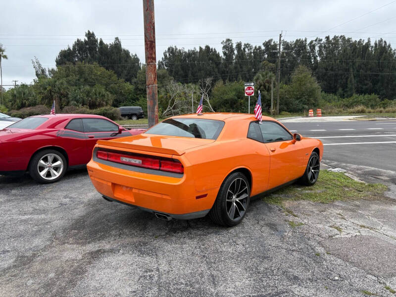 2014 Dodge Challenger SXT photo 2