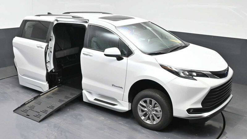 2025 Toyota Sienna XLE 7-Passenger