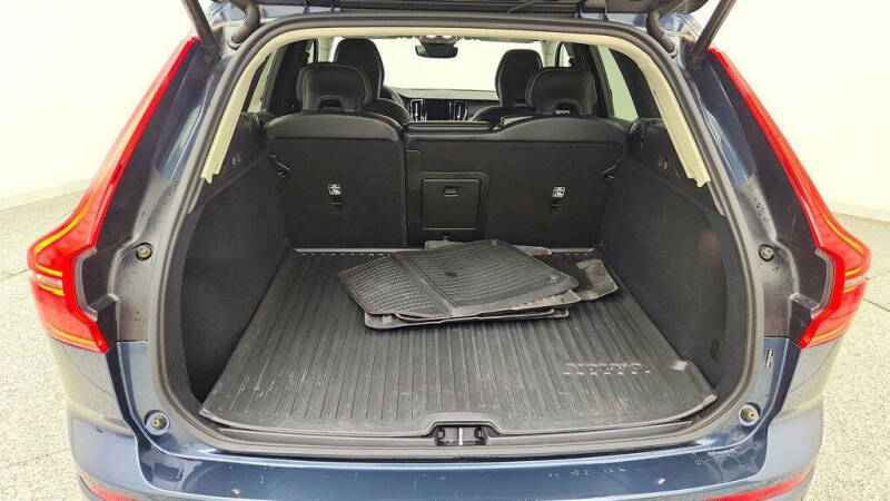 2025 Volvo XC60 B5 Core Dark Theme