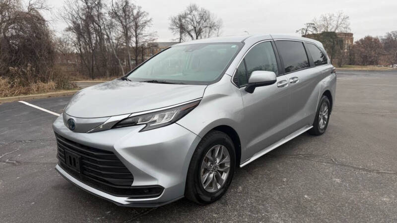 2021 Toyota Sienna LE's photo