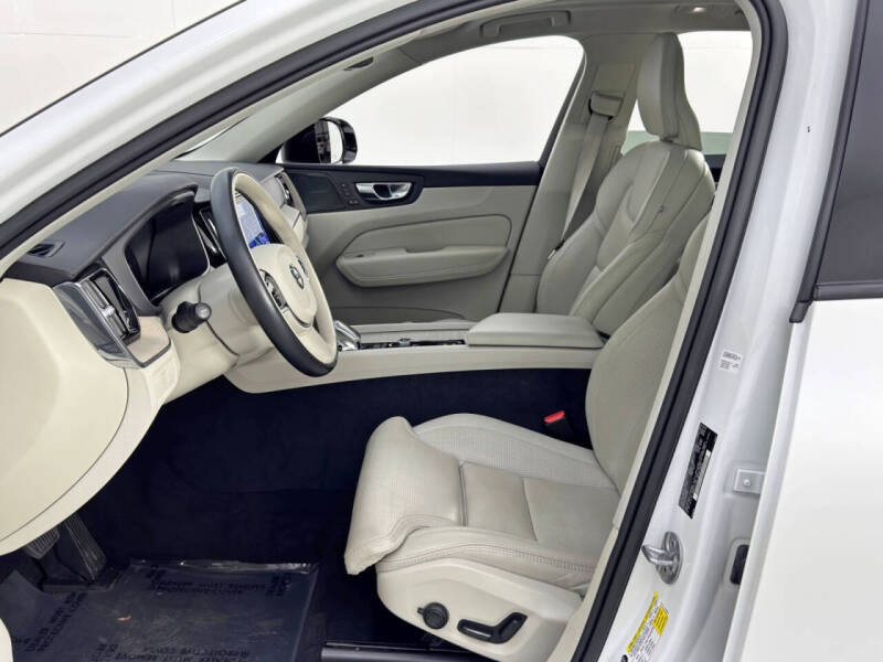 2023 Volvo XC60 B5 Ultimate Dark Theme