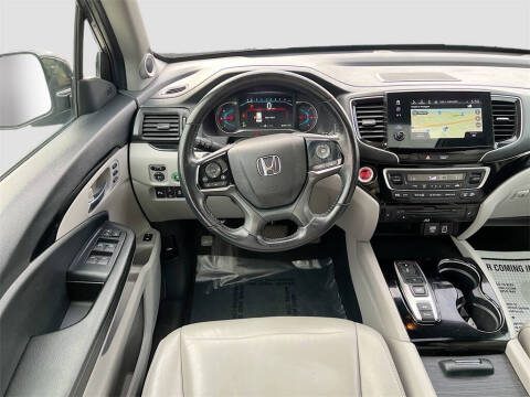 2021 Honda Pilot Touring w/Rear Captain's Chairs