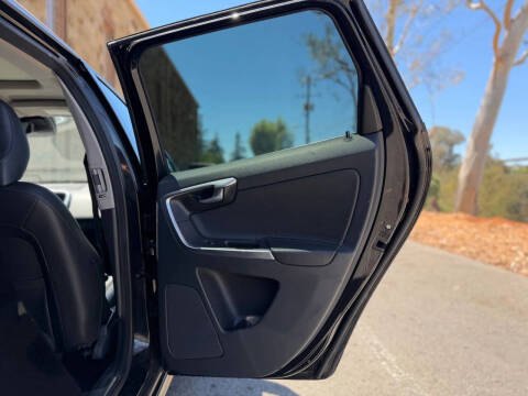 2016 Volvo XC60 T5 Drive-E Platinum