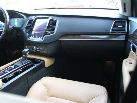 2016 Volvo XC90 T6 Momentum