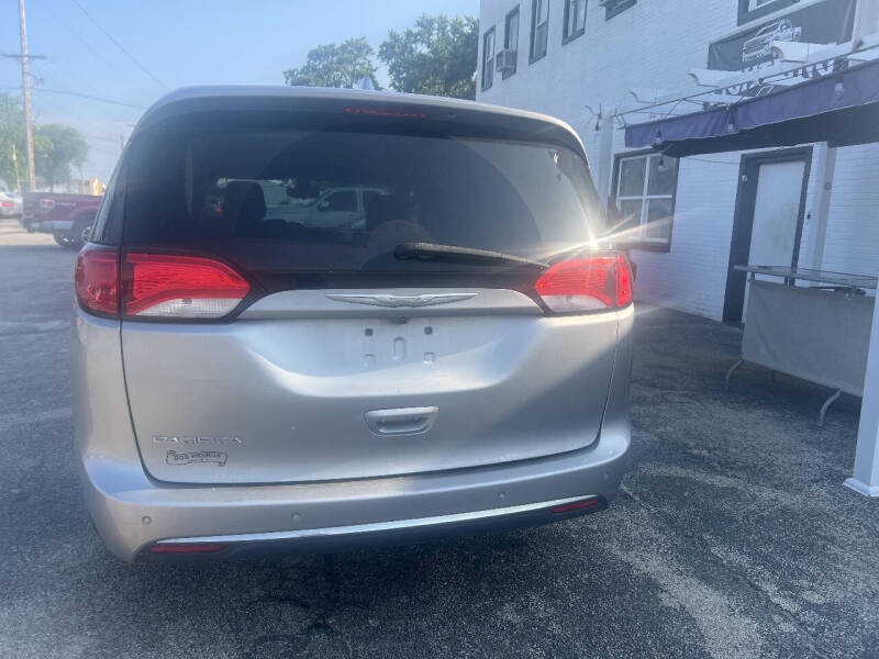 2017 Chrysler Pacifica Touring-L