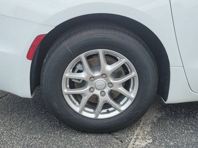 2027 Chrysler Pacifica Select