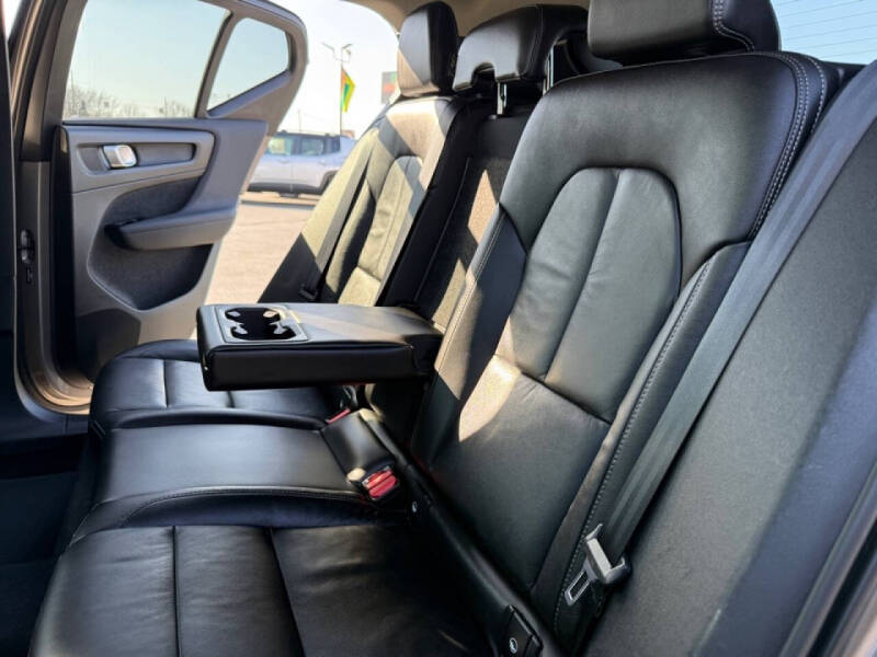 2022 Volvo XC40 T5 Momentum