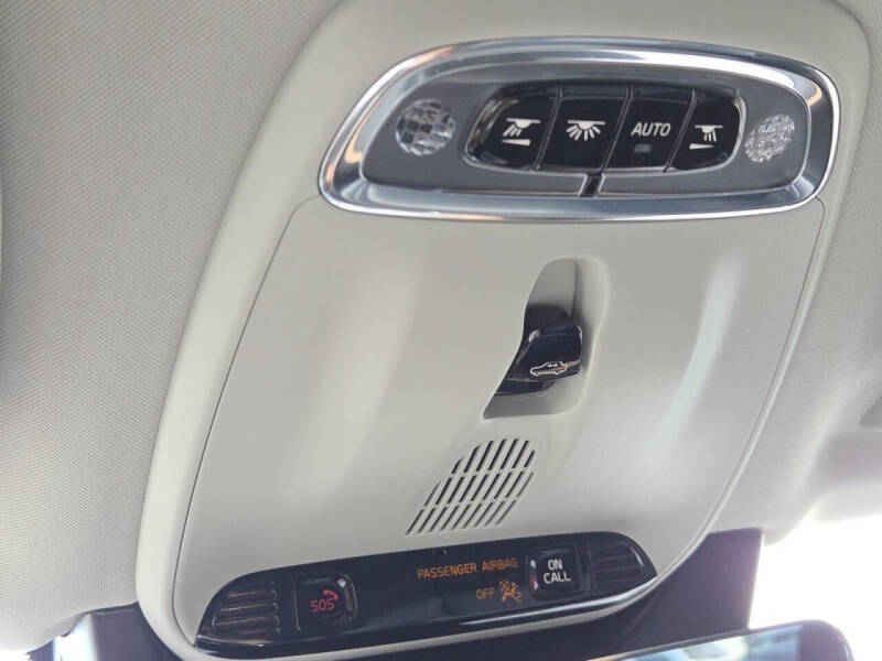 2022 Volvo XC90 T6 Momentum 6-Passenger