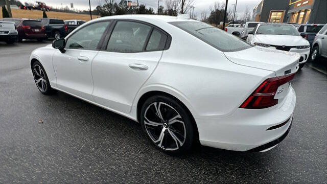 2024 Volvo S60 B5 Core Dark Theme