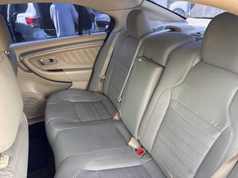 2013 Ford Taurus SE