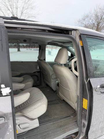 2014 Toyota Sienna XLE 7-Passenger Auto Access Seat