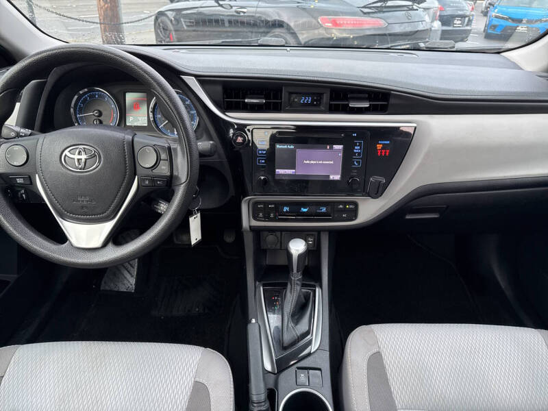 2018 Toyota Corolla LE photo 18