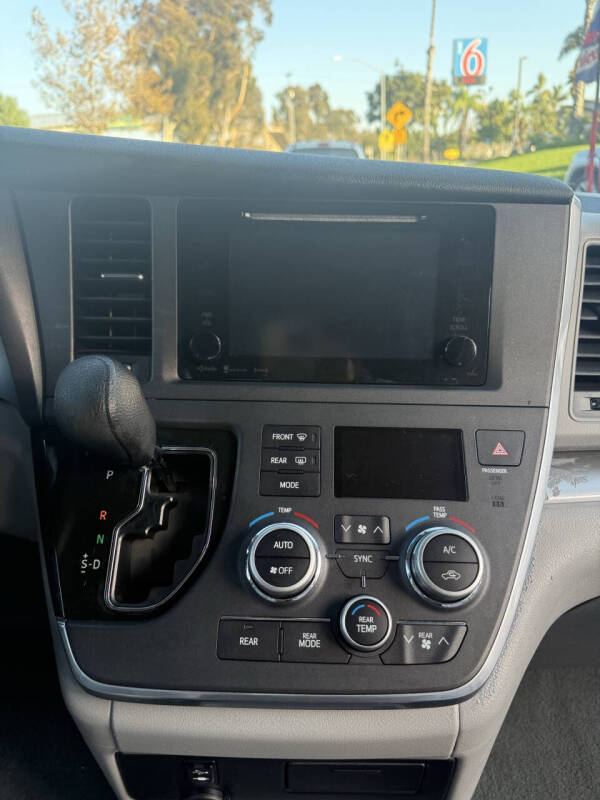 2017 Toyota Sienna LE 7-Passenger Auto Access Seat