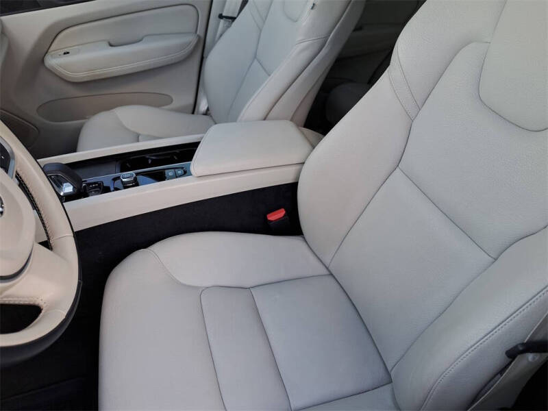 2022 Volvo XC60 B5 Momentum