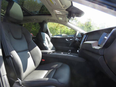 2022 Volvo XC60 B5 Momentum