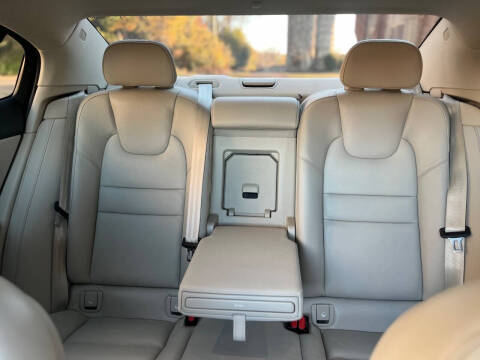 2024 Volvo S60 B5 Plus Dark Theme