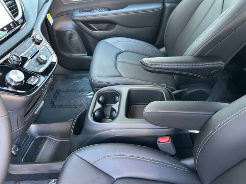 2025 Chrysler Voyager LX