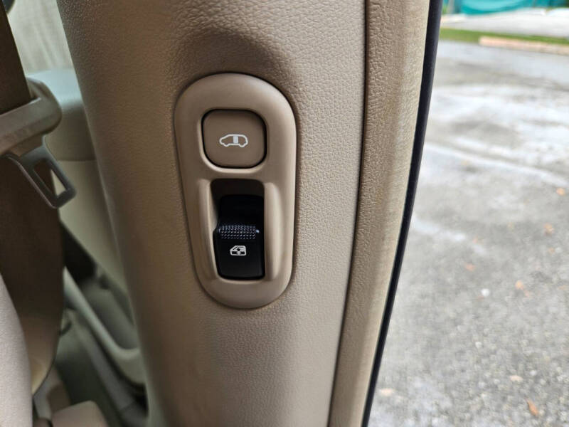 2007 Hyundai Entourage GLS