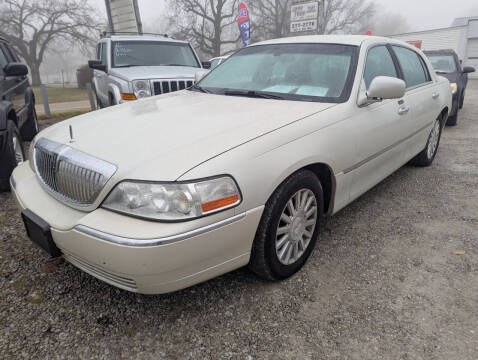 2004 Lincoln Town Car for sale at AUTO PROS SALES AND SERVICE in Belleville IL