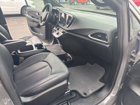 2025 Chrysler Pacifica Select