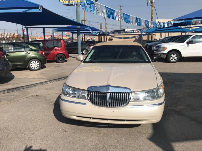 1999 Lincoln Town Car for sale at Autos Montes in Socorro TX