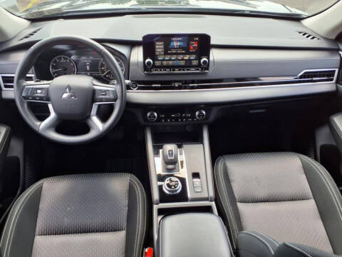 2024 Mitsubishi Outlander ES