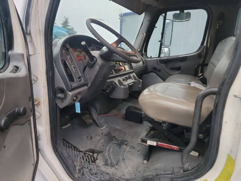 2004 Freightliner M2 106