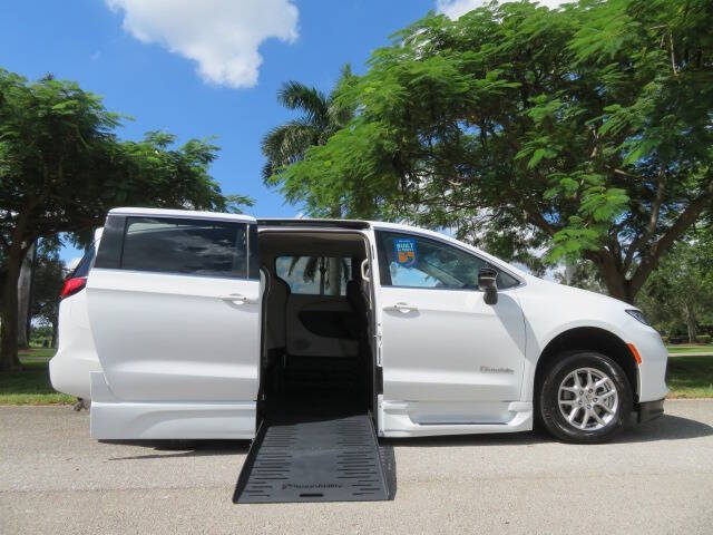 2024 Chrysler Pacifica Touring L