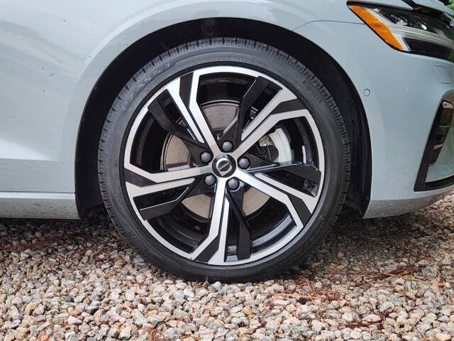 2024 Volvo S60 B5 Plus Dark Theme