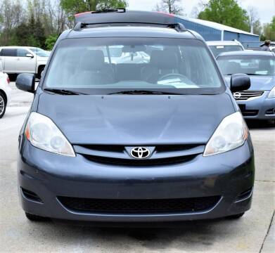 2008 Toyota Sienna for sale at PINNACLE ROAD AUTOMOTIVE LLC in Moraine OH