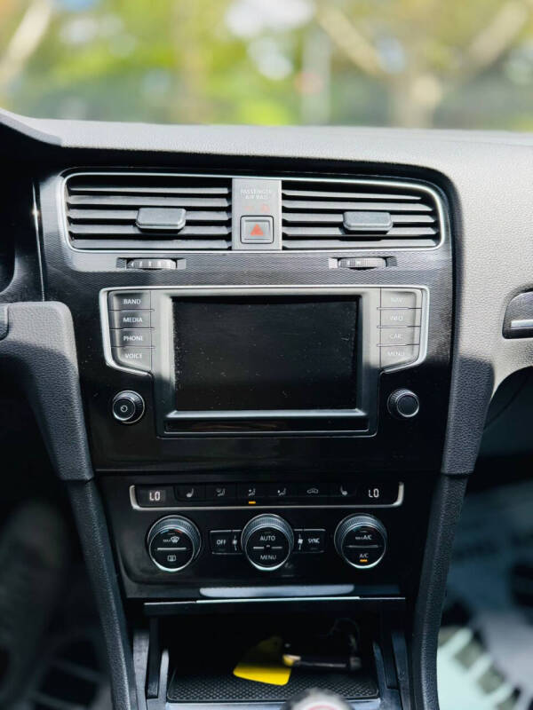 2017 Volkswagen Golf GTI Sport