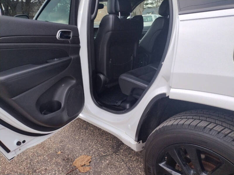 2017 Jeep Grand Cherokee Altitude photo 13