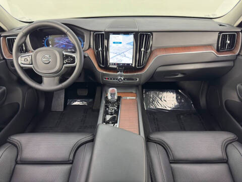 2024 Volvo XC60 Recharge T8 Ultimate Dark Theme