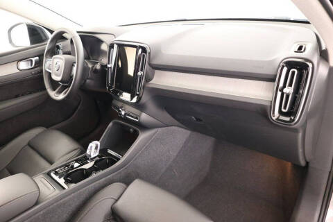 2024 Volvo XC40 B5 Plus Dark Theme