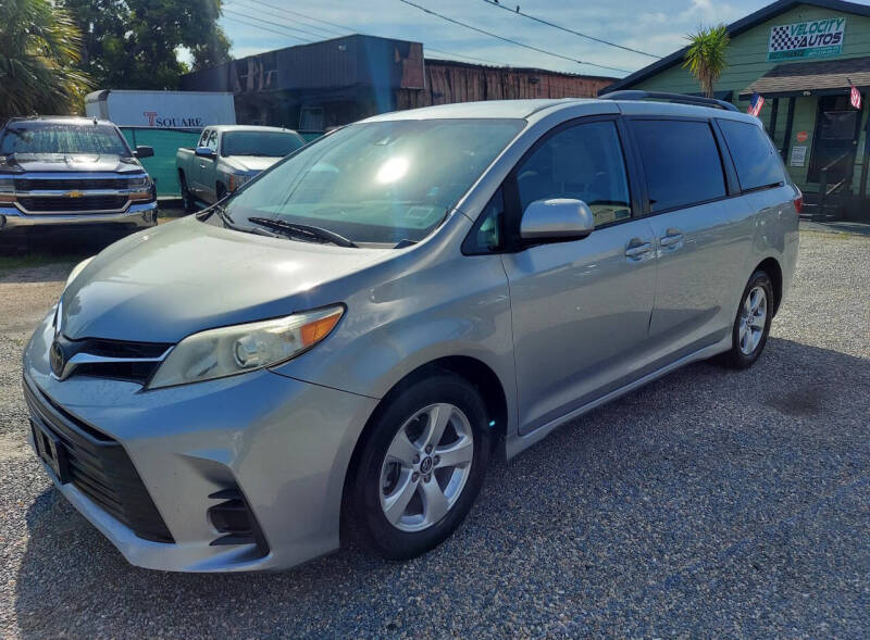 2019 Toyota Sienna LE's photo