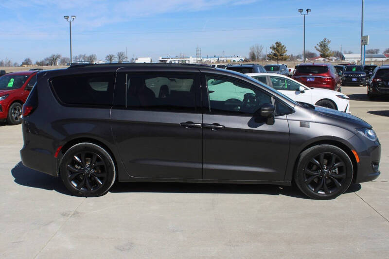 2020 Chrysler Pacifica Limited Red S