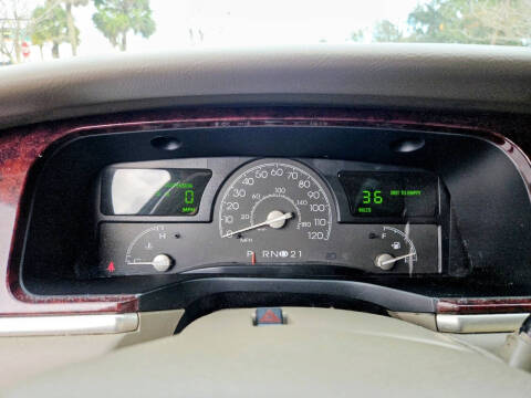 2005 Lincoln Town Car Signature Limited