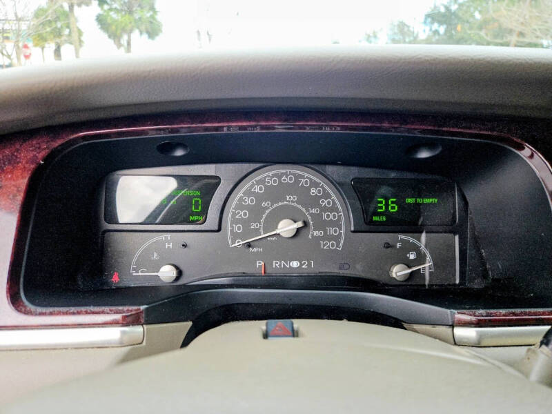 2005 Lincoln Town Car Signature Limited