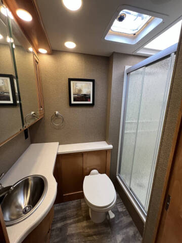 2016 Thor Motor Coach Palazzo 33.2 1 Owner!