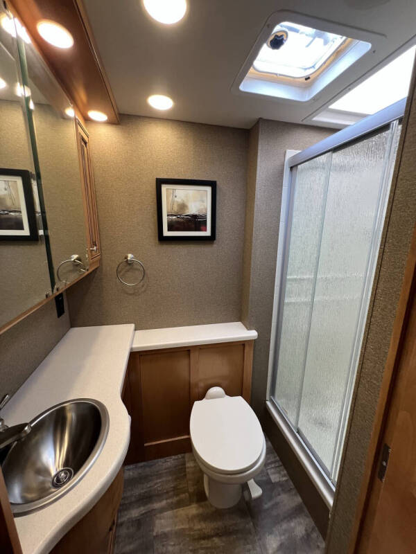 2016 Thor Motor Coach Palazzo 33.2 1 Owner!