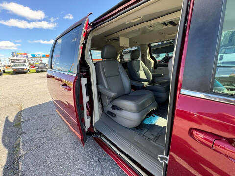 2011 Volkswagen Routan SE