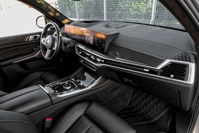 2023 BMW X7 M60i