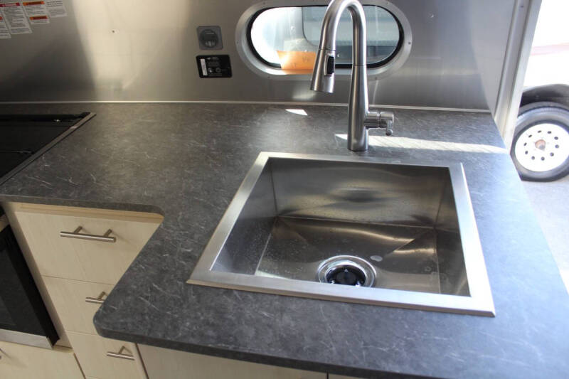 2022 Airstream Flying Cloud 27FB Twin