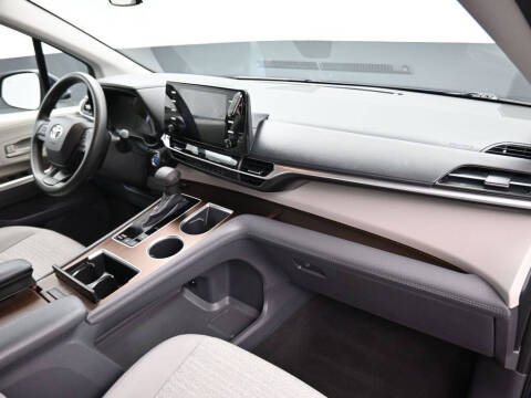 2022 Toyota Sienna LE 8-Passenger