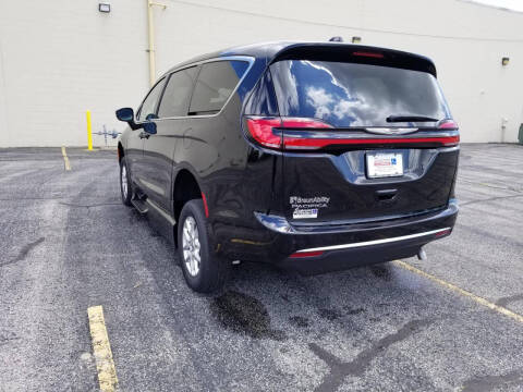 2025 Chrysler Pacifica Select